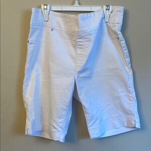 Classic White Flat Front Shorts for Casual Style (Bin D)